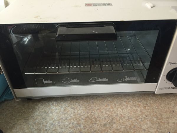 放入簡易式小烤箱內，時間約10分鐘，其中一面金黃色可以翻面繼續烤，10分鐘後即可拿出