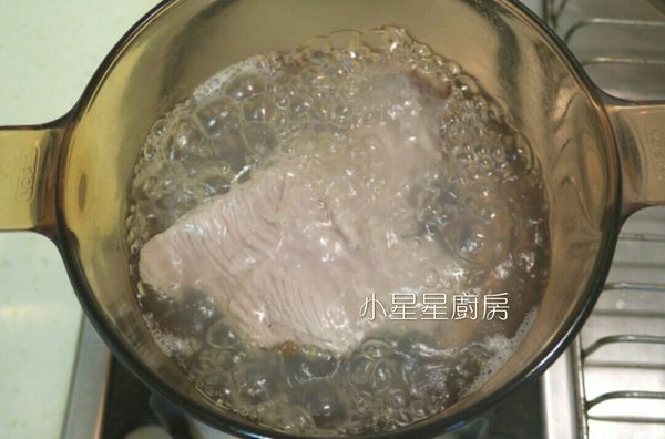 煮一鍋開水，水滾後把松阪豬放入，以中大火煮到完全熟透，熟了就可以撈起來，不需要一直煮，因為愈煮愈硬口感不佳。