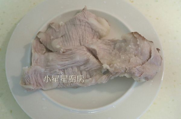 把煮熟的肉撈起來放在盤子裡，放涼。