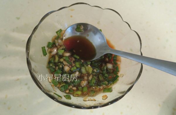 這時可先把醬汁調好備用，蔥切成蔥花，蒜頭切成蒜末。
