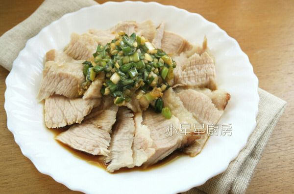 肉放涼之後，逆紋切成片狀，擺入盤中，淋上醬汁即可上桌。