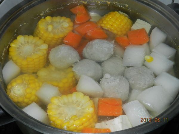 起一鍋水，將材料都放入，大火滾後轉小火，煮至蘿蔔變半透明，就可調味上菜囉！