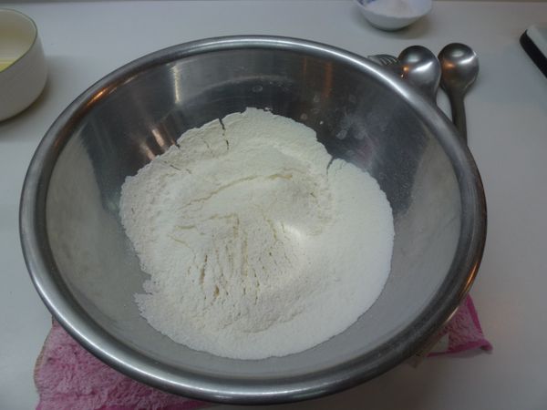 乾粉：低筋麵粉、泡打粉及鹽巴先混合