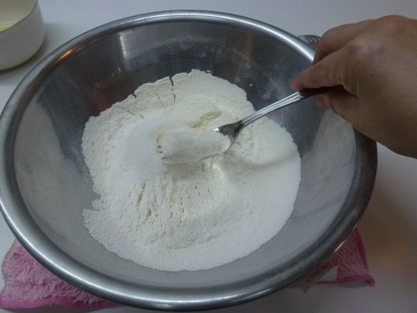 細砂糖加入步驟2中，攪拌均勻