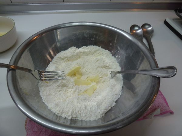 無鹽奶油不用退冰，直接切小塊加入步驟3裡面，用叉子或刮刀或奶油刀或用手搓成粗粒狀