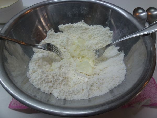 因為每種麵粉的吸水量不同，建議優格從60ml開始慢慢加到步驟4裡面，用叉子輕輕慢慢的混合搓成小麵團塊