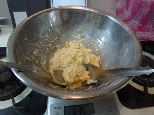 完成的麵團，略為可見奶油塊和優格(我的有看到香蕉塊)