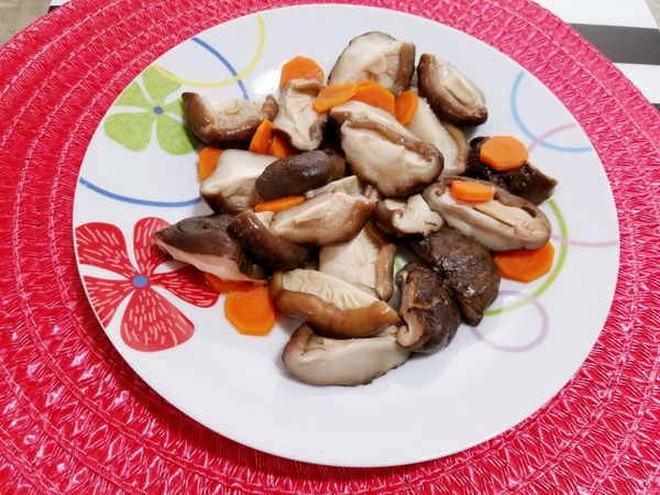 煮一鍋滾水，加少許的鹽及沙拉油，將紅蘿蔔及香菇稍微汆燙一下瀝乾備用。