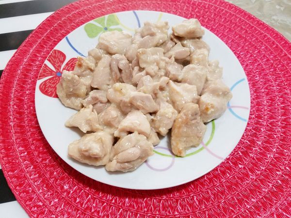 熱鍋加1匙油，將雞肉放入鍋內煎至兩面煎至7分熟後盛起。