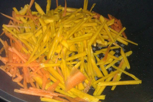 將南瓜與紅蘿蔔稍為切成細絲