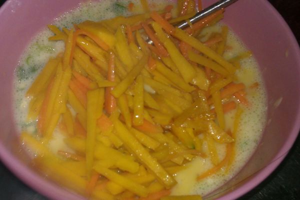 再將南瓜絲及紅蘿蔔絲放入油鍋快炒(炒過的南瓜叫容易釋放出香氣）至微軟熟撈起放入蛋液里再攪拌一下,並放入鹽巴調味