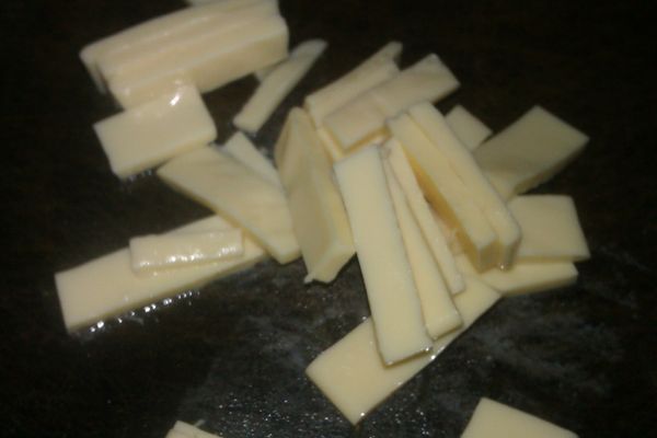 將chees片切成一小小片