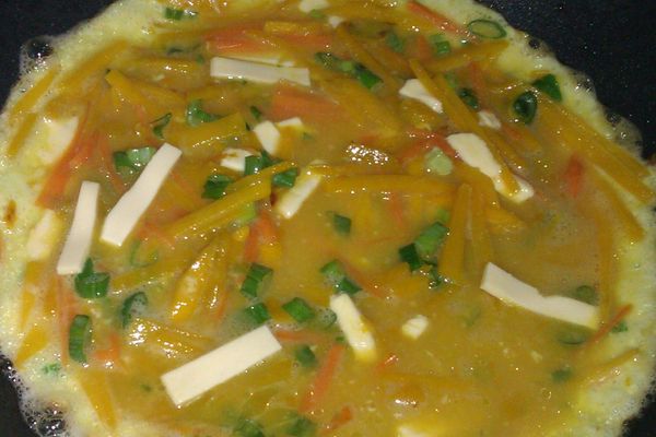 約一匙油熱鍋,再將蛋一全部倒入油鍋中火慢慢煎,再把chees片擺入最上層待底部微焦時翻面再煎。