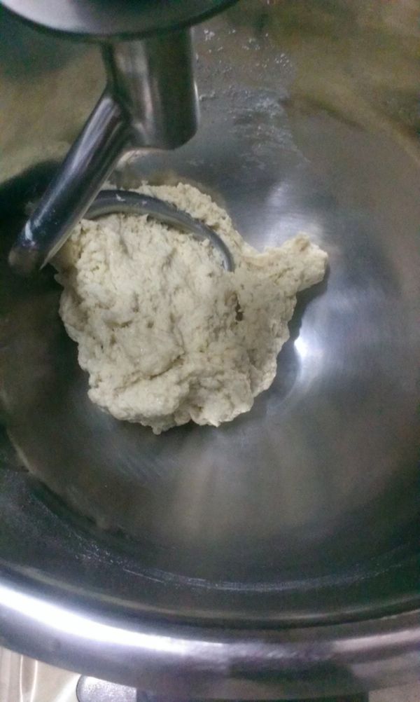 先將分組一.奶油除外以麵包機或攪拌機打勻.只要成團.然後靜置30分.30分過再起動麵包機開始攪打至麵團成光滑狀(大約打5-10分).再加入奶油至完全吃進去.且麵團拉起有薄膜.從機器取出稍滾圓放至保鮮盒加蓋放置50分發酵.發至比原來兩倍大即可.