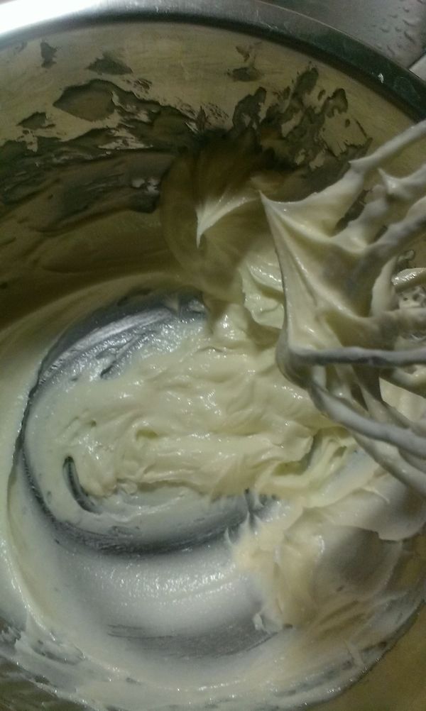 在等發酵麵團時來打奶露餡，將材料２，室溫軟化奶油加糖粉打發，顏色會變淺即可。