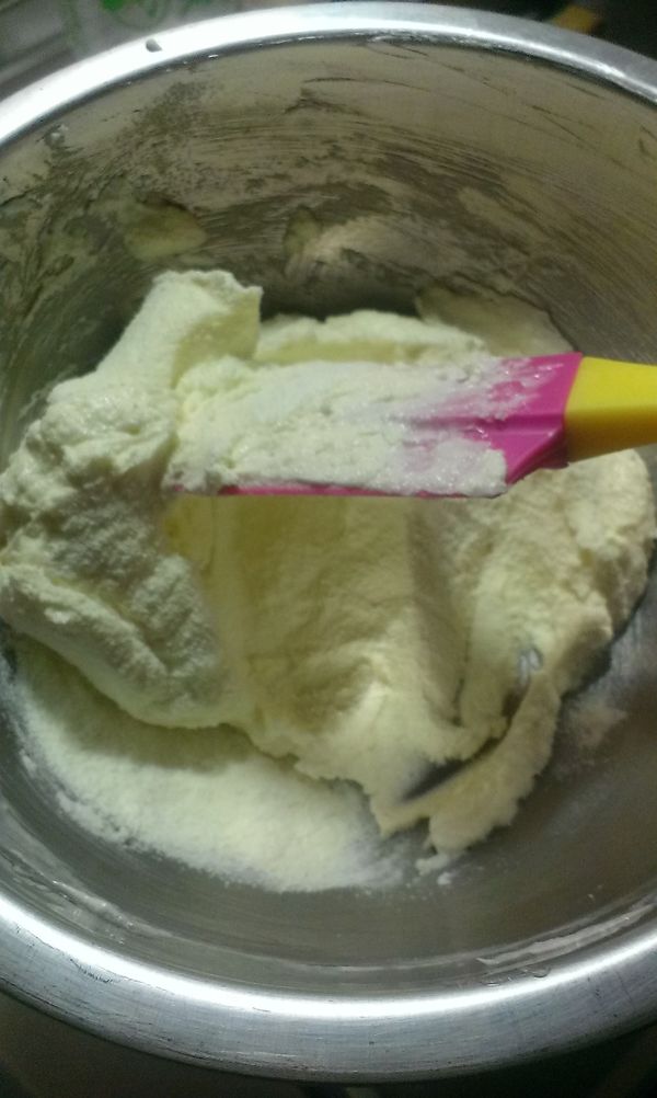 打發奶油用再加入鮮奶油【分次加】拌勻後再加奶粉拌勻即可，就可放入擠花袋後備。