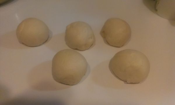 發酵好的麵團分成５～６個，再將麵團揉光後再發１５分，麵團上要蓋布要不會乾噢！