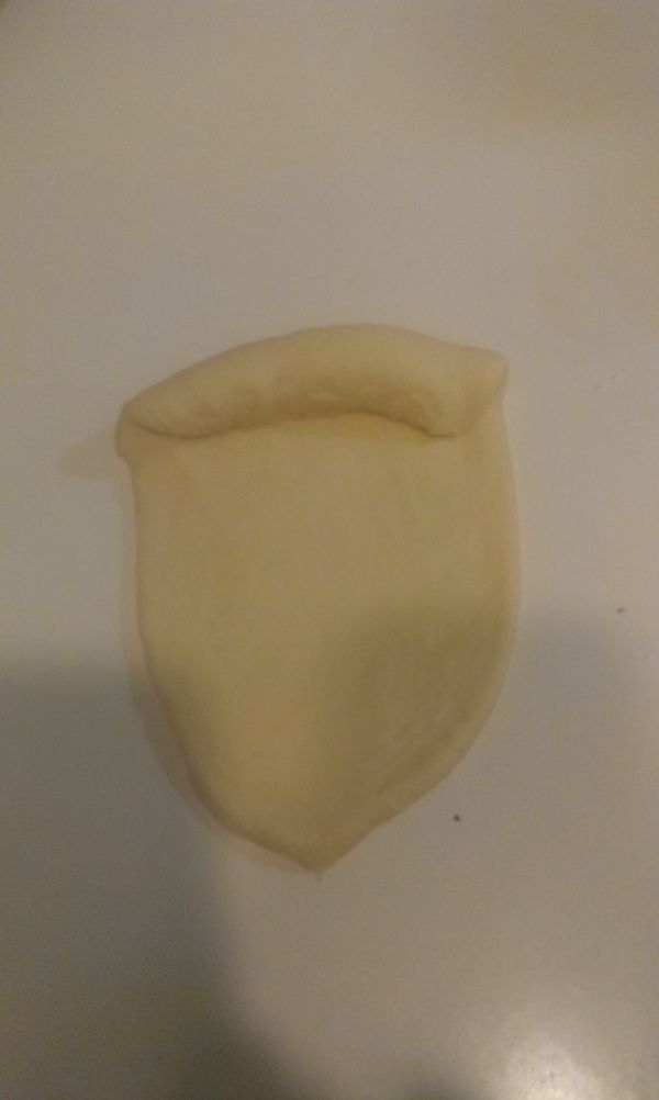 １５分後將分割好的麵團桿開向內收成橄欖型，收口部分一定要捏緊，放置要烤的烤盤上，每個跟每個要分開繼續後發大約３０～５０分發到原本在一倍大即可