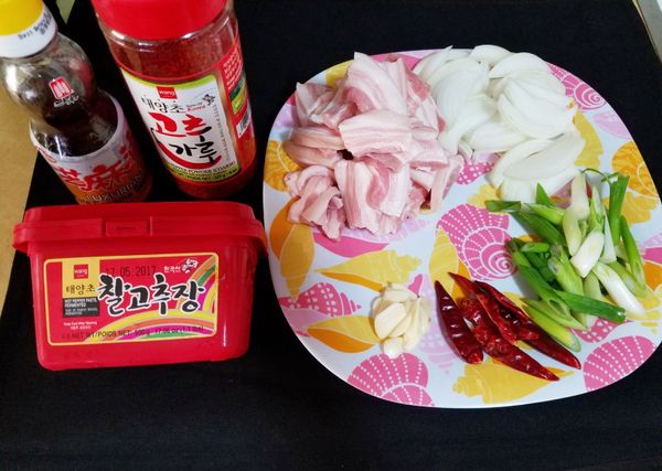 五花肉切薄片，洋蔥切細段，蒜頭切片，青蔥切斜段備用。