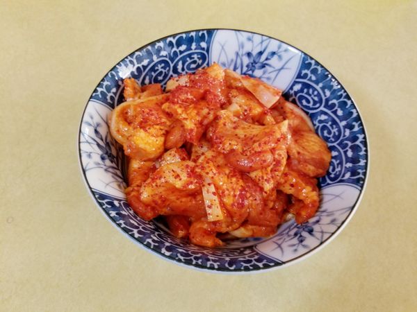 五花肉以1匙的韓式辣椒醬、1匙的韓式辣椒粉、1匙的米酒、少許的香油醃漬約20分鐘備用。