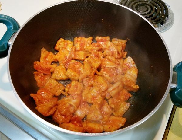 熱鍋加2匙芝麻油，以中火將五花肉煸至熟成後盛起。