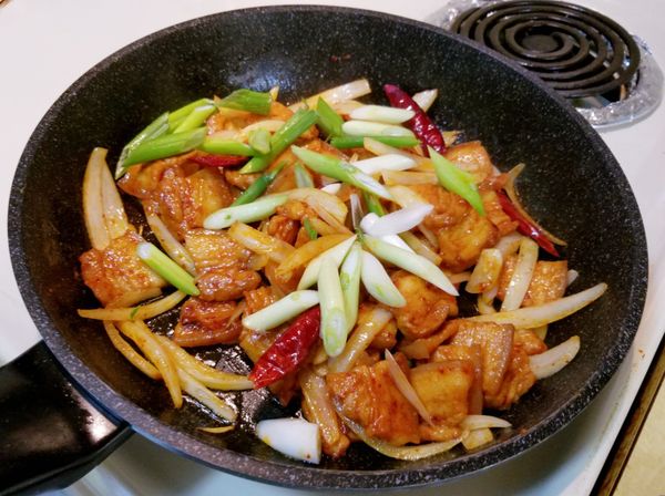 最後放入蔥段拌炒，盛盤後撒上一點白芝麻，下飯美味的韓式辣炒五花肉就完成了哦!