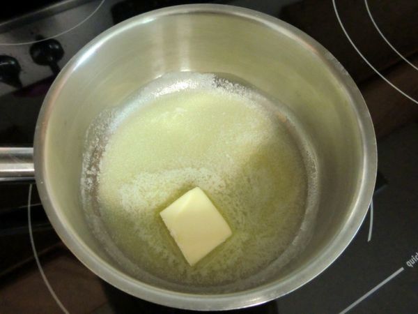 在小鍋中以小火融化奶油。