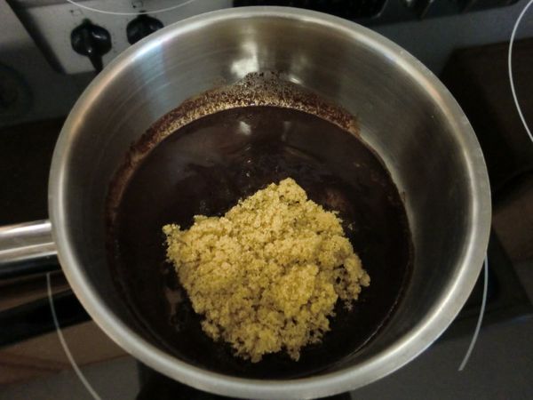 加入細黃砂糖及玉米糖漿攪拌均勻。