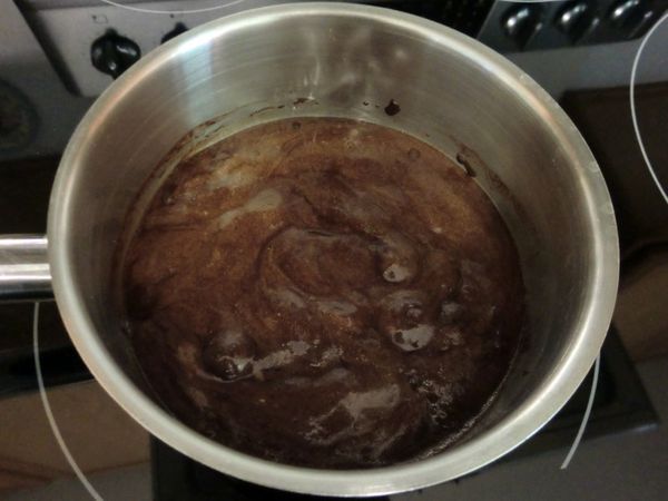 以小火煮至開始冒泡泡，經常攪動再續煮1分鐘，離火後加入小蘇打粉拌均勻。