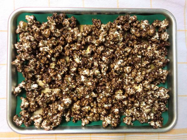 將拌好的爆米花單層平舖在墊了烤盤紙的烤盤中，再放入預熱至110ﾟC/ 225ﾟF的烤箱烤30分鐘，烤完取出烤盤趁熱將爆米花分開，待完全冷卻後即可密封保存。