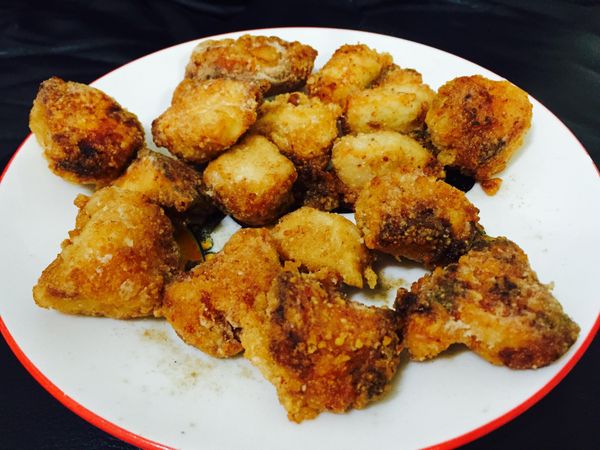 1.先將雞肉切丁放入醃料冰ㄧ晚待入味
2.起油鍋將肉沾炸粉放入油炸至酥脆
3.視己所好加入九層塔或蒜、蔥炸香起鍋完成