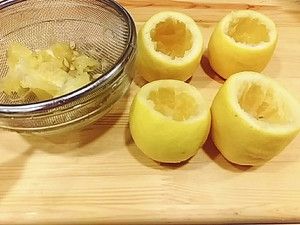 黃檸檬洗淨 尾部修齊可平放 蒂頭切開
挖出果肉瀝出檸檬汁 備用