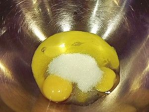 取蛋黃放入調理盆 加入白細砂糖拌勻