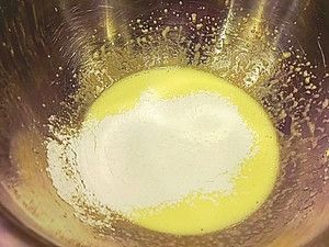 加入過篩的麵粉拌勻後加入已備好的檸檬汁