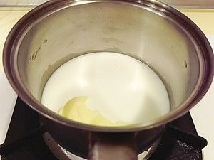 奶油及牛奶加熱微溫後慢慢的加入上一步驟已備妥的蛋黃醬
一邊加入一邊攪拌均勻