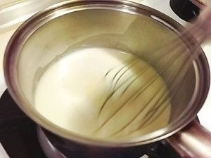 攪拌均勻的蛋奶醬放上瓦斯爐用小火加熱,一邊煮一邊攪 拌到變濃稠類似如美奶滋狀出現就離火