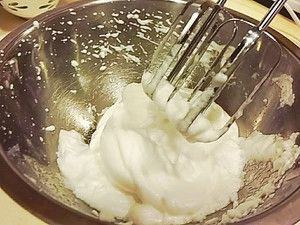 用打蛋器打成尾端挺立的蛋白霜