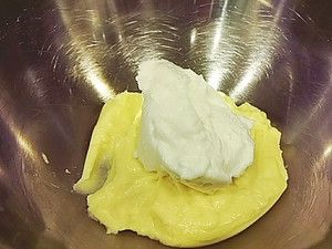 挖一大匙蛋白霜混入蛋黃麵糊中用橡皮括刀延著盆邊翻轉
及劃圈圈的方式攪拌均勻