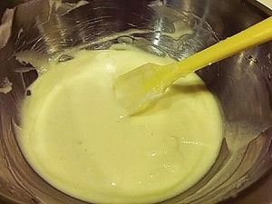 再將拌勻的麵糊倒入剩下的蛋白霜中混合均勻