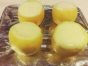 將麵糊平均到入檸檬杯中 (滿模程度)
放入已預熱到180度c的烤箱中烘烤20分鐘