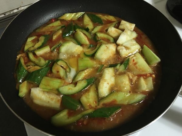 小黃瓜、對切去子。
絲瓜、切小塊。

豬油 快炒辣椒、蒜頭。
快炒小黃瓜、絲瓜、半碗水。
加入麻婆豆腐醬 可以在放一些水。
起鍋前加蛋。

創意料理成功
連不喜歡吃絲瓜的我都覺得很下飯