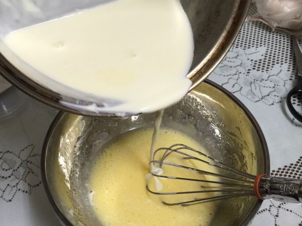 將微溫的材料A加入材料B
一邊攪拌一邊加入