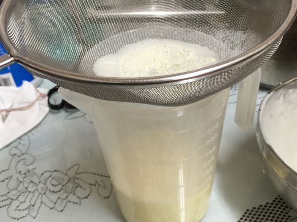 將布丁液過篩 去除蛋液中較大的雜質 
烤出來的布蕾才會滑順好看