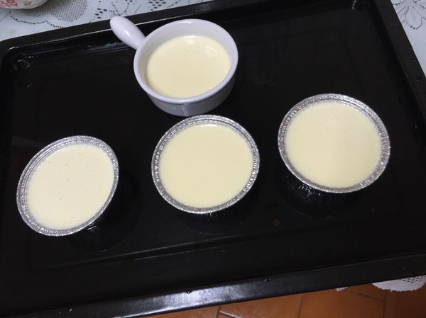 將過篩後的布丁液倒入容器裡
#烤箱需要先預熱喔 烤盤加約1cm的水
溫度130～140度 烤約35～40分
依自家烤箱溫度為主喔