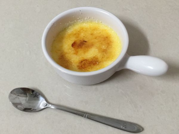 布蕾出爐後放涼 冰2個小時 要吃的時候在布蕾上均勻撒上一些砂糖 用噴槍烤至出先焦糖狀 即可食用