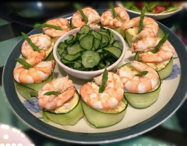 取一大瓷盤，將步驟3.的小黃瓜片圍成一個圓圈，再放入馬鈴薯地瓜雞蛋沙拉，再上面再放一隻蝦，再將蘆筍尖插入蝦圈中，重複做完，就可漂亮上桌囉！