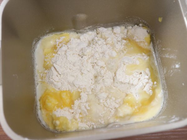 將所有食材放入麵包機中，選擇“麵糰”項目。如沒有麵包機，將除奶油外食材混合均勻成光滑麵團後，加入奶油，續揉至出筋膜，靜置發酵約60mins （或兩倍大）。