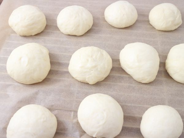 取出麵糰，輕拍出空氣後，分成12等份（約50g/@個）。將麵團先滾圓，蓋上保鮮膜或布，再進行發酵約15mins後開始整形。整好型後一樣進行最後發酵40-50mins。