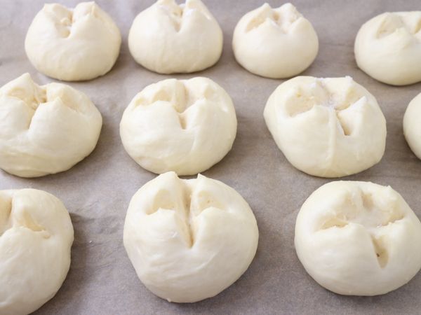 剪刀沾些麵粉，在麵糰上方剪十字型。