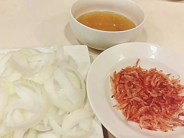 洋蔥以4-5cm寬度縱向切片
櫻花蝦用水略沖洗 瀝乾水份備用
鰹魚和露及水以1:2的比例調勻